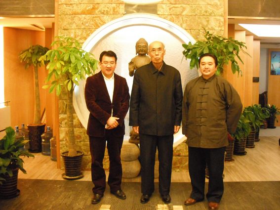 (左)孔令伟先生,(中)杨景磐院长,(右)杨霁晖院长